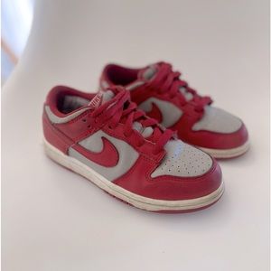 Nike Dunk Low Retro
Medium Grey Varsity Red